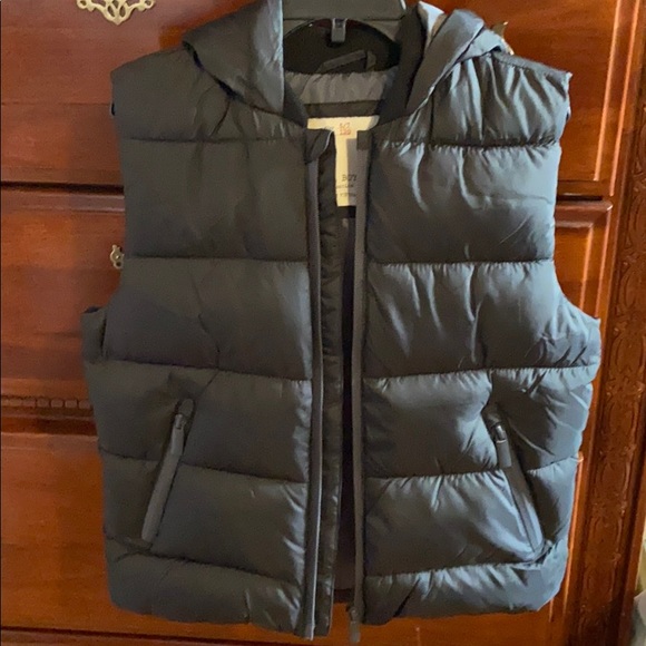 Zara Puffer Vest - Picture 9 of 10